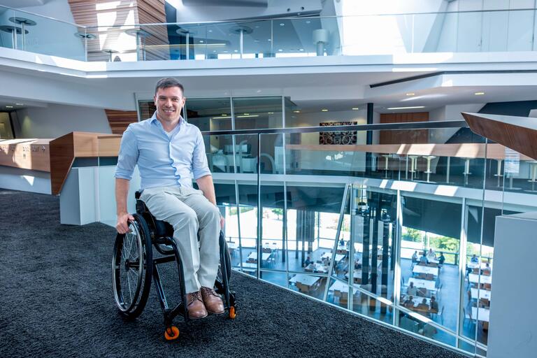 Liridon Haziraj, Schwerbehindertenvertreter bei Linde in München im Lichthof