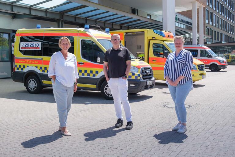 Gruppenbild der Betriebsräte  Sonja Guder, Thomas  Haul und Rebecca  Stüdemann (v. l. n. r.)  auf dem Gelände der Asklepios-Kliniken  in Hamburg